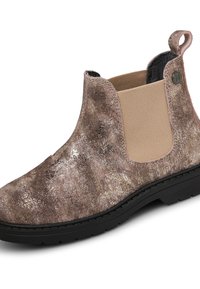 Hnědé semišové kotníkové boty s elastickými postranními panely, texturovaným povrchem, kulatou špičkou a černou gumovou podrážkou. Kovový akcent na boku.