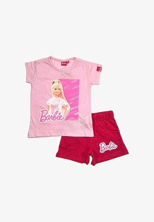 T-shirt en coton rose avec un graphique de poupée et du texte, associé à un short rouge avec un logo. Design décontracté, manches courtes, taille élastique.