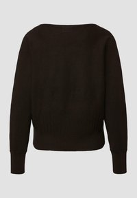 Pull en tricot à manches longues marron foncé avec un ourlet et des poignets côtelés, présenté à plat sur un fond gris clair.