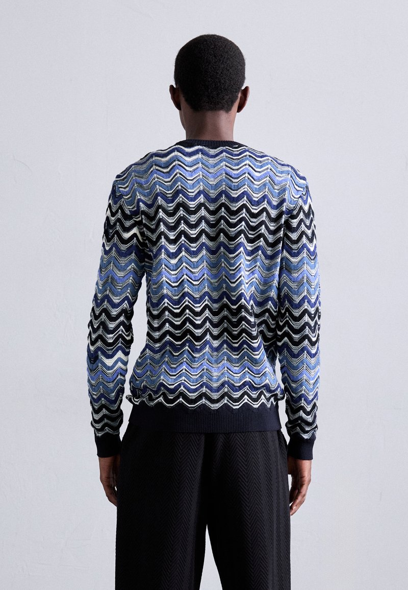 Sweater met golvend patroon in blauw, zwart en zilveren draad. Gebreid ontwerp met een ronde hals en geribbelde manchetten. Textuur, lichtgewicht stof.