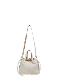 Bolso de tela beige con doble asa y correa larga ajustable, con cierre superior de cordón y sutil marca en la parte frontal.
