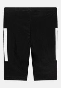 Shorts de sport noirs avec une coupe ajustée, fabriqués en tissu lisse. Présente deux rayures blanches verticales sur les côtés.