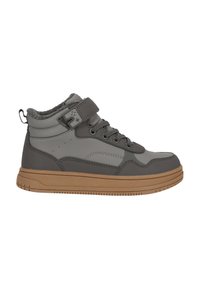 Grå højtop sneakers med glatte og teksturerede materialer, der har en velcrorem, snøresystem og en gummisål med en brun accent.