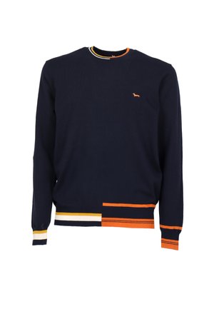 Granatowy sweter z okrągłym dekoltem, z wielokolorowymi paskami w odcieniach pomarańczowego, żółtego i białego na dole i mankietach. Mały detal z logo na klatce piersiowej.