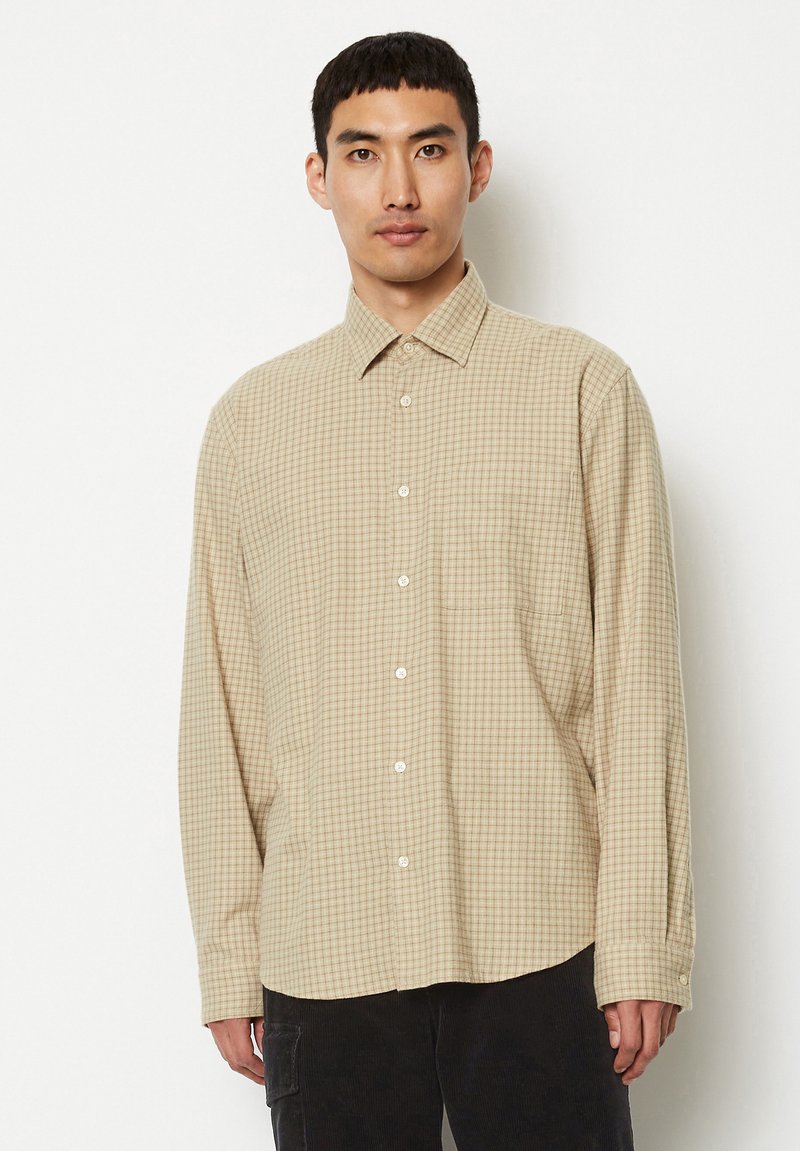 Beige karierte Langarmbluse aus leichtem Stoff, mit einem Button-Down-Kragen, einer Brusttasche und abgerundetem Saum.