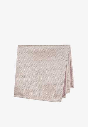 Pochette plissée rose clair à motifs avec de petits losanges sur fond blanc.