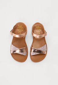 Brune lær sandaler med en metallisk rosegull stropp og et pastell lilla prikkete design. Justerbar spenne og flate såler.