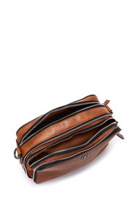 Borsa in pelle marrone con tre scomparti con zip, finitura testurizzata, dettagli in zip nera e logo in metallo. Forma rettangolare compatta.