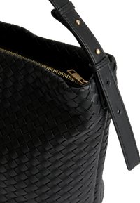Borsa in pelle nera intrecciata con zip superiore, caratterizzata da una zip in tono dorato e una tracolla robusta e regolabile con dettagli in ottone.