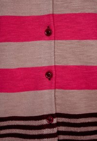 Sweter w paski z naprzemiennymi beżowymi i fuksjowymi pasami, z ciemnobrązowymi poziomymi pasami na dole. Pięć okrągłych bordowych guzików.