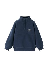 Navyblauwe fleece pullover met een hoge kraag, voorzien van een voorzak met "VERKEN IN DE WILD," en brede, geribbelde cuffs en onderrand.