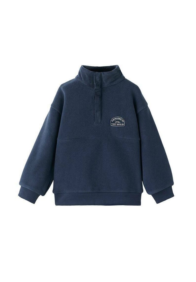 Navyblauwe fleece pullover met een hoge kraag, voorzien van een voorzak met "VERKEN IN DE WILD," en brede, geribbelde cuffs en onderrand.