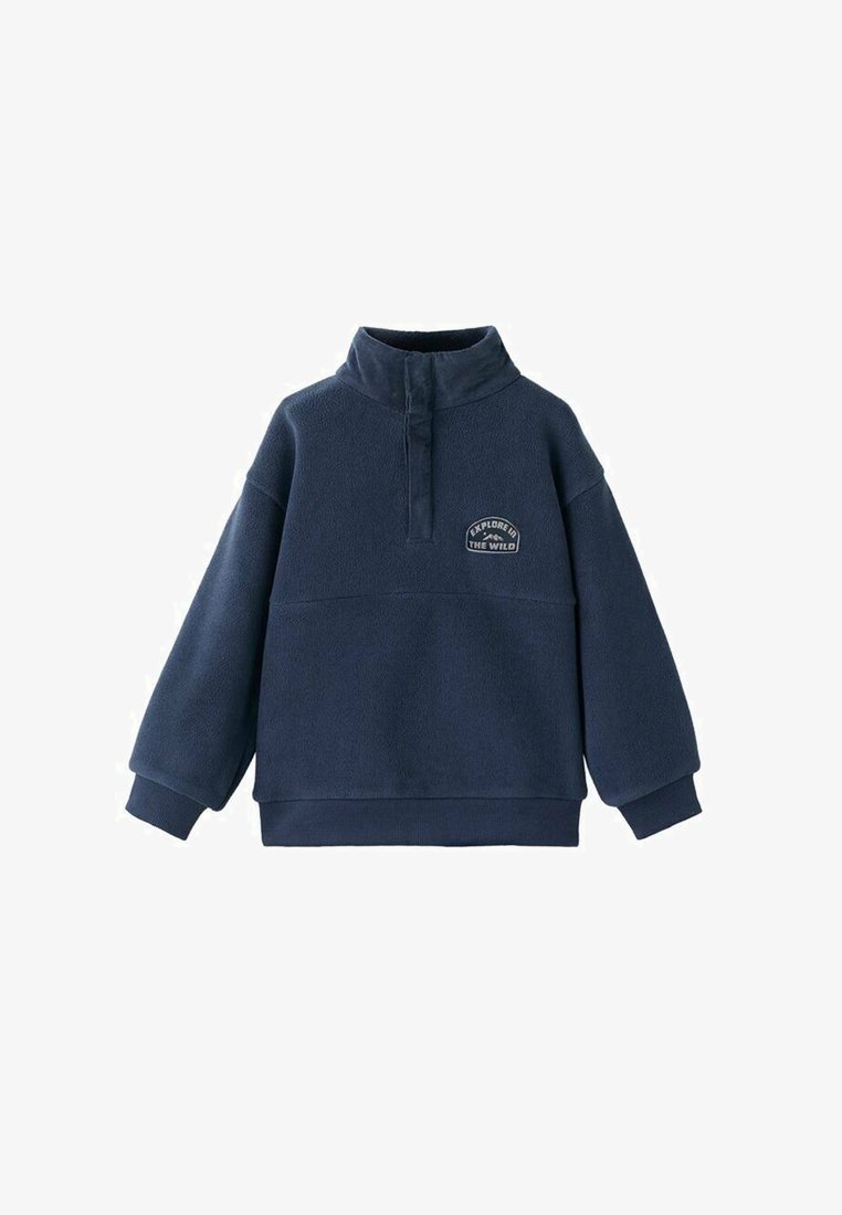 Pullover in pile blu navy con colletto alto, dotato di una toppa frontale con la scritta "ESPLORA NELLA NATURA," e ampie maniche e orlo a coste.