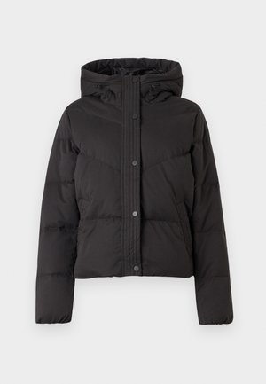 Zwarte pufferjack met capuchon, voorkant met drukknoopsluiting, zijzakken en lange mouwen, ontworpen voor koud weer.