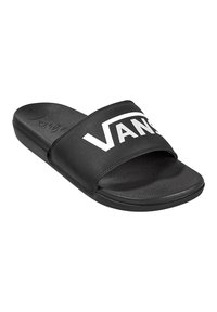 Svart glidesandal med bred stropp som har en stor hvit "VANS" logo. Teksturert såle og glatt gummisåle.