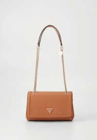 Borsa a mano in pelle sintetica marrone con tracolla a catena dorata, accento con logo triangolare e forma rettangolare strutturata. Superficie testurizzata.