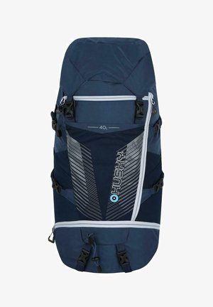 Námořnická modrá batoh o objemu 40L s nastavitelnými popruhy, několika zipy a geometrickými akcenty. Vyrobeno z odolné látky s vyztuženým šitím.