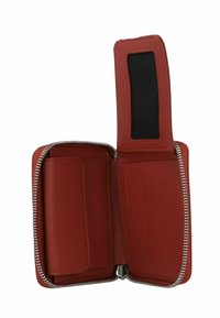 Portefeuille en cuir rouge avec fermeture zippée, présentant des emplacements pour cartes, une fenêtre transparente pour pièce d'identité et une texture lisse.