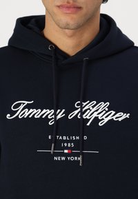 Tommy Hilfiger SCRIPT LOGO HOODY - Sweatshirt - desert sky