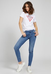 Guess SS CN ORIGINAL - T-shirt med print - pure white