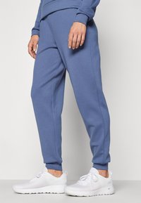 ONLY Play ONPLOUNGE LIFE REG NOOS - Joggebukse - vintage indigo