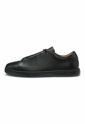 Sort lavtopet sneakers i læder med minimal syning, afrundet tå og flad gummisål, vist i sideprofil på hvid baggrund.
