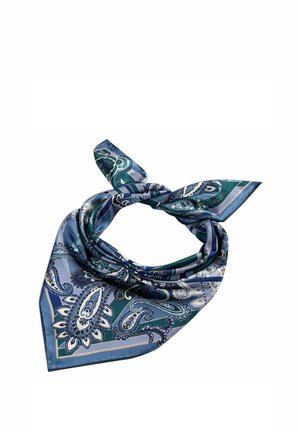 Blauer Paisley-Muster Seidenschal, locker zu einem Knoten gebunden, mit grünen, weißen und marineblauen Details.