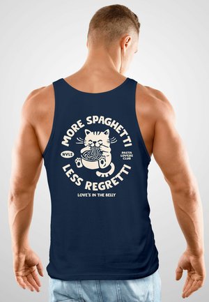 Marinefarbener Tank-Top mit einem Grafikmotiv eines Katers, der Spaghetti hält, begleitet von dem Text "MEHR SPAGHETTI WENIGER BEDAUERN" und "DIE LIEBE IST IM BAUCH."