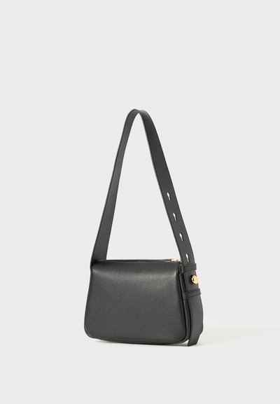 Sac à main en cuir noir de forme rectangulaire, avec une bandoulière réglable et des accessoires en ton doré. Présente une surface texturée et une fermeture éclair.