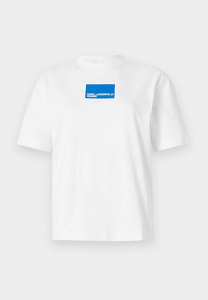Hvid bomulds T-shirt med korte ærmer og rund hals. Centreret blåt rektangel logo med teksten "KARL LAGERFELD JEANS".