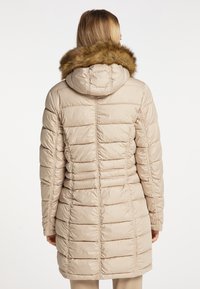 Beige pufferjack met een capuchon, voorzien van een verwijderbare nep bontafwerking en een geborduurd ontwerp. Soepele textuur met verticale naden en een lengte tot halverwege de dij.