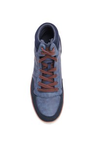 Blauer High-Top-Sneaker aus Leder und Wildleder, mit braunen Schnürsenkeln, gepolstertem Kragen und einer strukturierten Gummisohle.
