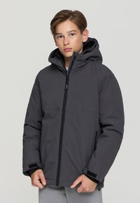 Męska ciemnoszara kurtka z kapturem o gładkiej teksturze, z pełnym zamkiem błyskawicznym, regulowanymi mankietami i bocznymi kieszeniami dla wygody.