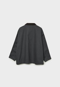 Dunkelgraue Jacke mit einem weichen braunen Kragen, lockerer Passform und langen Ärmeln. Verfügt über Druckknöpfe am Saum und hat eine glatte Stofftextur.