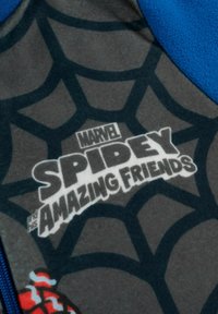 Fleece grigio caratterizzato da un motivo a ragnatela, con accenti blu. Include il testo 'Marvel Spidey and His Amazing Friends' in bianco e nero.