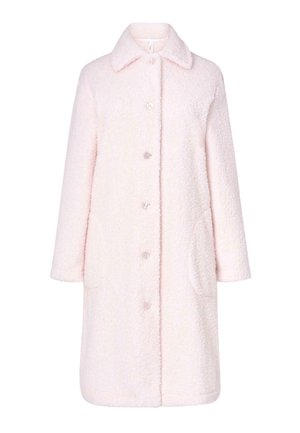 Abrigo de pelaje sintético de color rosa claro y esponjoso, con cuello, seis botones transparentes, bolsillos laterales y mangas largas, que presenta un corte relajado.