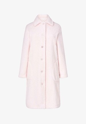 Abrigo de pelaje sintético de color rosa claro y esponjoso, con cuello, seis botones transparentes, bolsillos laterales y mangas largas, que presenta un corte relajado.
