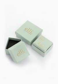 Ljusgröna presentlådor med guldfärgad "elli"-logotyp, en låda är öppen och visar en svart insida. Mjuk textur, fyrkantig form, kompakt design.