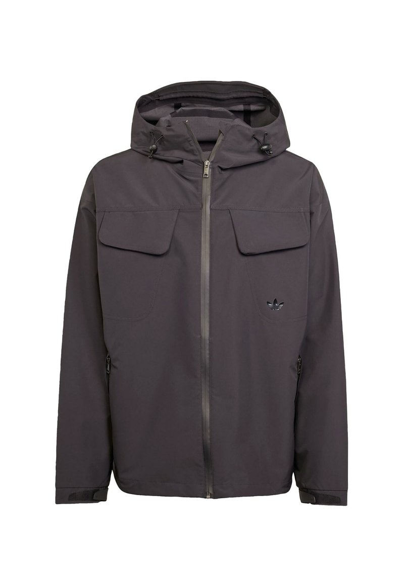 Veste à capuche grise en matériau lisse et résistant à l'eau. Comprend deux poches poitrine, des poches latérales zippées et un logo brodé.