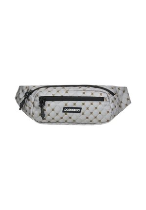 Sac banane en tissu gris avec un motif matelassé et des accents dorés. Comprend une poche zippée noire à l'avant et une étiquette logo sur le côté.