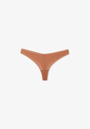 Perizoma trasparente color carne con un design minimalista, texture liscia e una forma triangolare stretta sul retro, caratterizzato da sottili lati elastici.