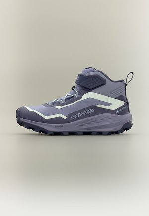 Chaussure de randonnée montante gris et noire avec une semelle épaisse, laçage à l’avant, sangle à la cheville et languette, marquée Lowa et Gore-Tex.