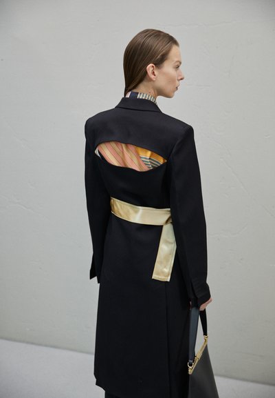 Victoria Beckham PEEKABOO - Klassikaline mantel - black