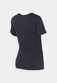 T-shirt de mangas curtas azul marinho feito de material macio e elástico, com um decote redondo e costuras laterais discretas para um ajuste justo.