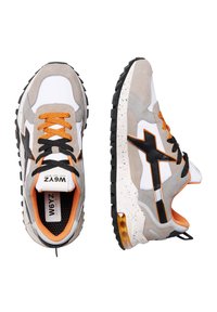Sneakers da uomo sportivi con accenti beige, bianchi, neri e arancioni, dotati di lacci misti e una suola spessa e testurizzata.