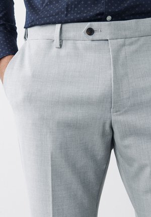 Lichtgrijze broek van gestructureerde stof, met een vlakke voorkant, zijzakken en een enkele knoopsluiting.