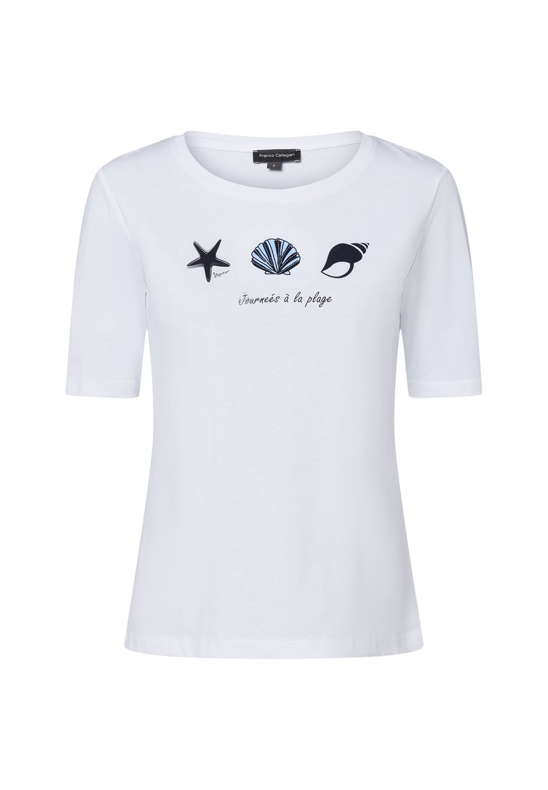 White cotton t-shirt with short sleeves featuring embroidered sea motifs: a starfish, a shell, and a conch. Text reads "Journées à la plage."