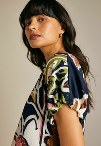 Next GATHERED SHORT SLEEVE TEXTURED BOXY  PETITE - Camicetta - navy floral print