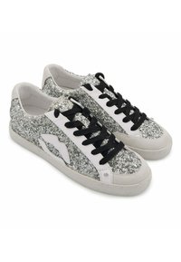 Baskets scintillantes argentées avec un accent en cuir blanc et des lacets noirs. Bout rond, surface texturée, logo sur le côté ressemblant à des lèvres. Intérieur doux.