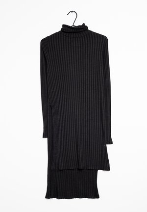 Musta ribbed turtleneck-mekko, jossa on pitkät hihoja, sivureiät ja rento istuvuus. Valmistettu pehmeästä, teksturoidusta kankaasta.